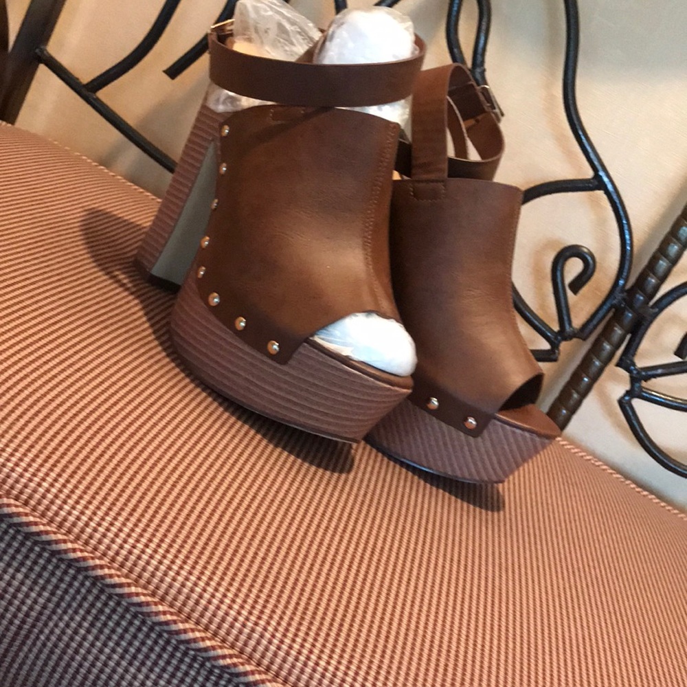 Shoedazzle brown and tan cork screw sandals